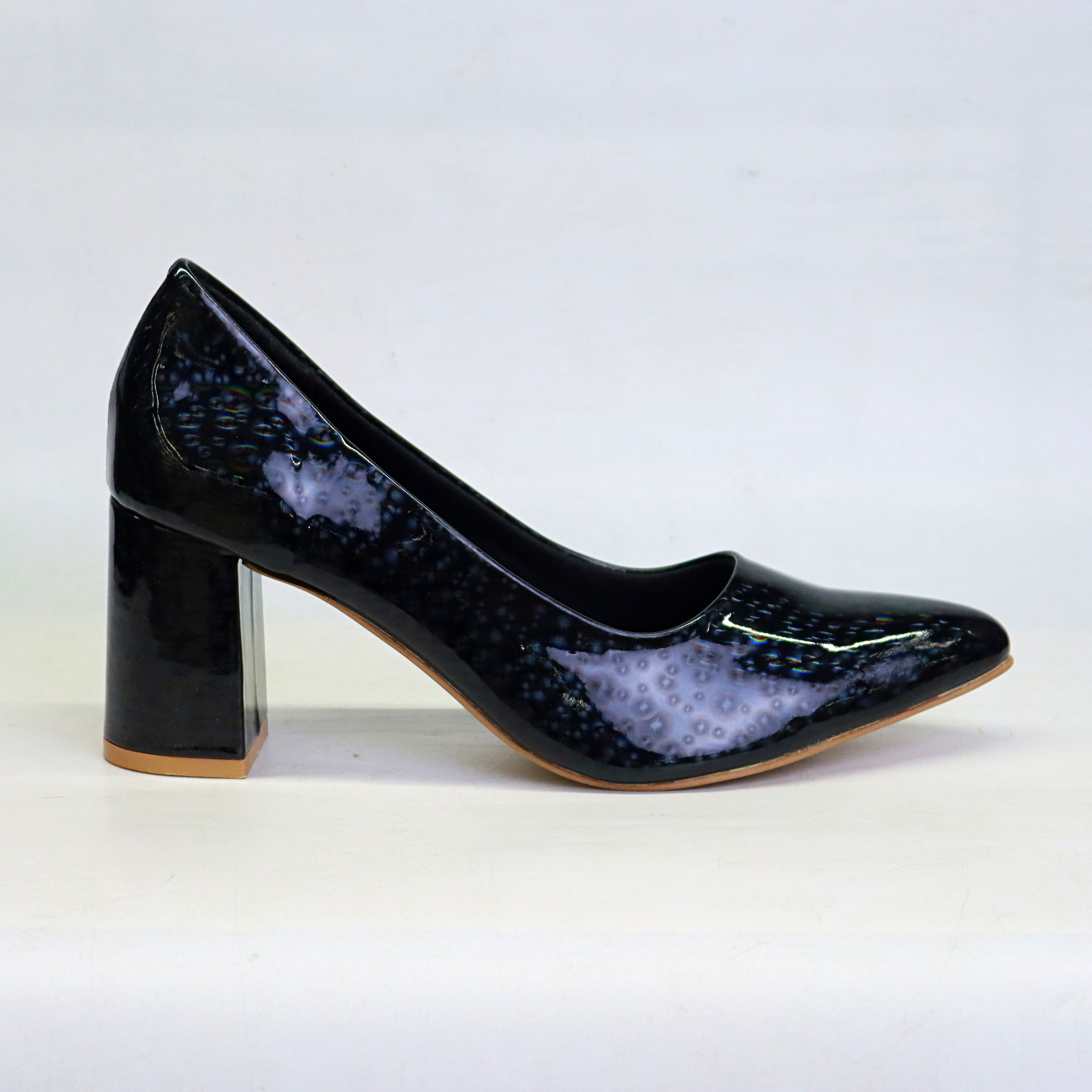 Women’s leather heel court shoes – stylish and comfortable for daily wear