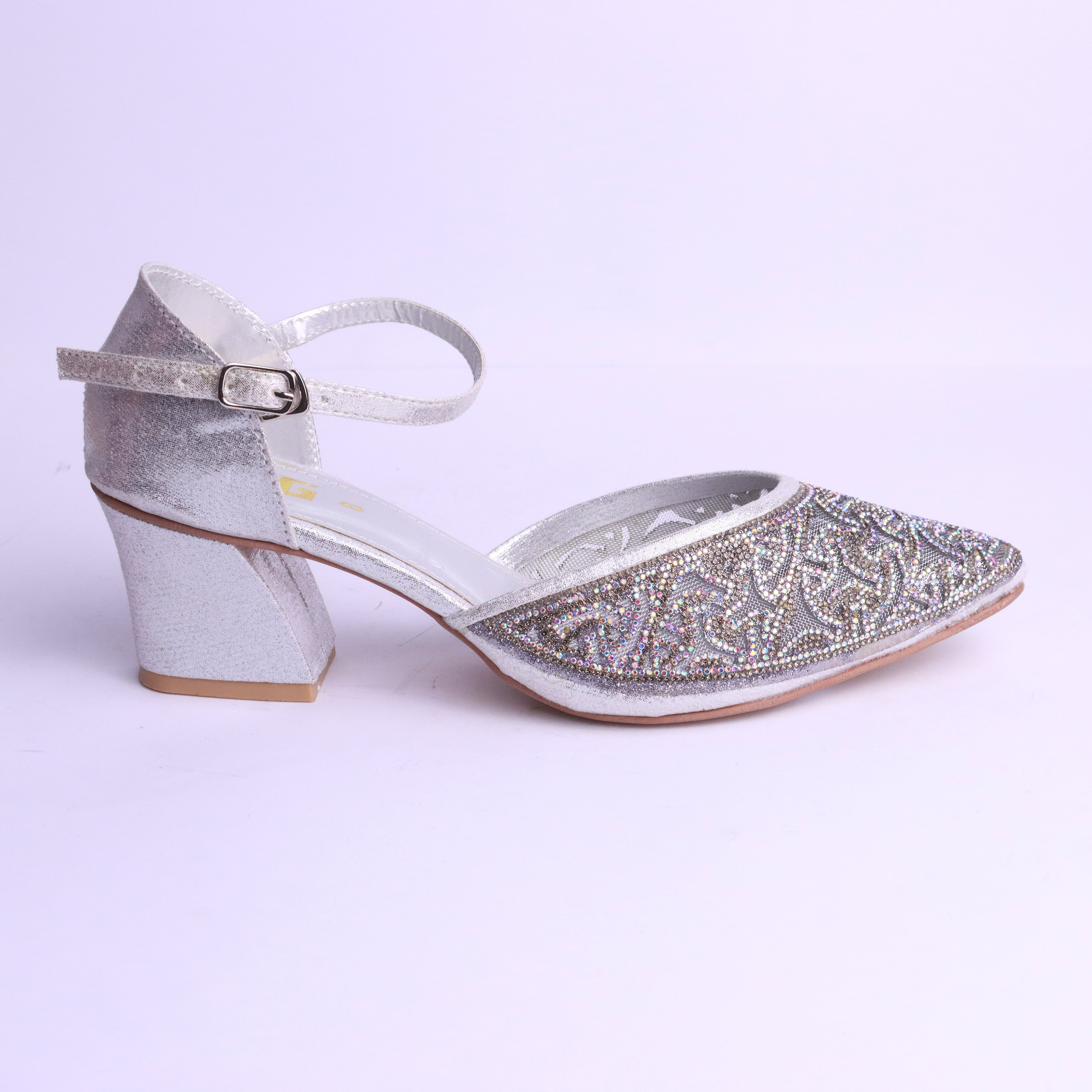 Elegant bridal court shoes with low heel – satin finish and pearl detailing