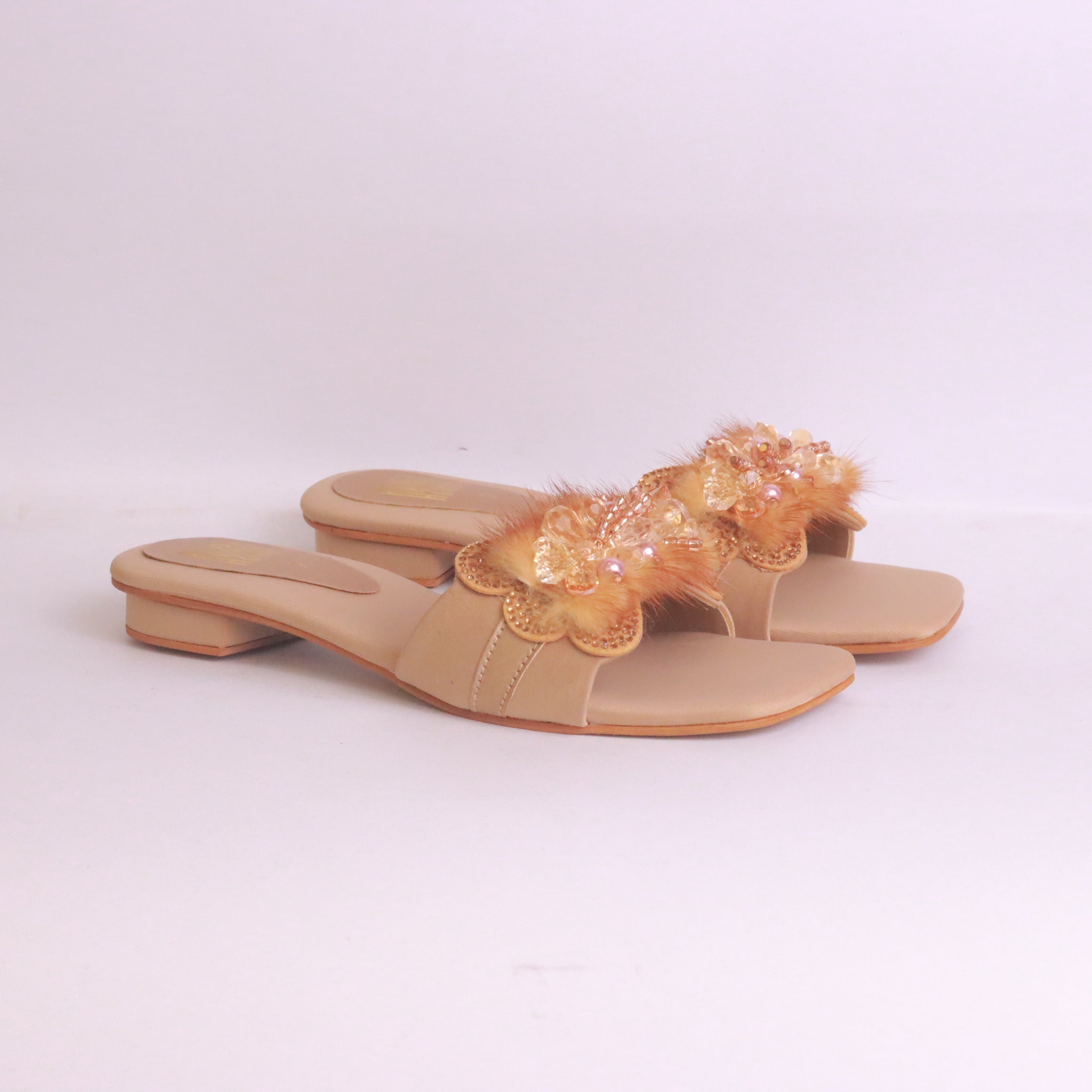 DA870 fone women slippers close up – intricate detailing on fancy upper