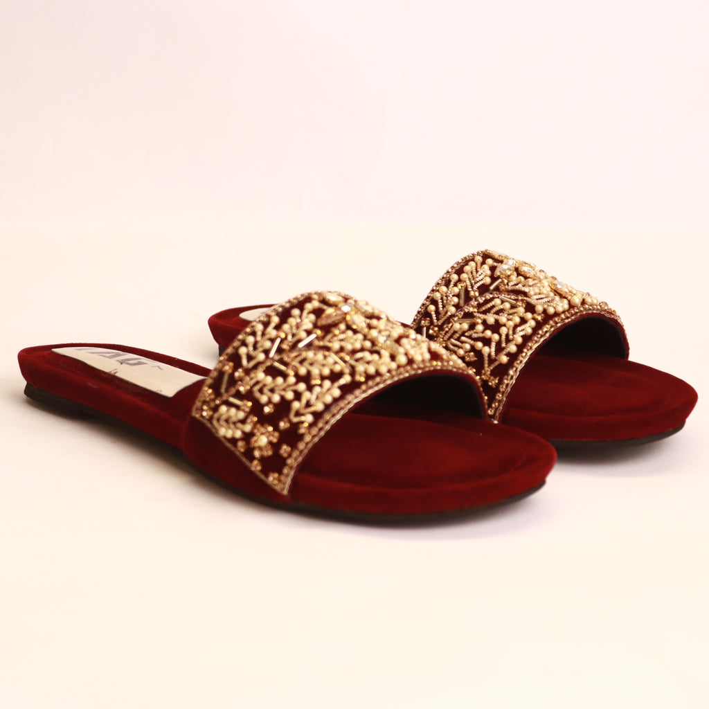DA793 maroon flat slippers – vibrant colour for Mehndi weddings and celebrations