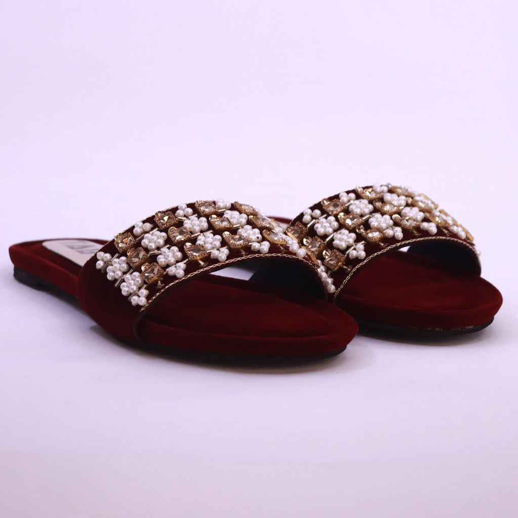DA825 maroon flat slippers side view – rich colour for Mehndi and Eid celebrations