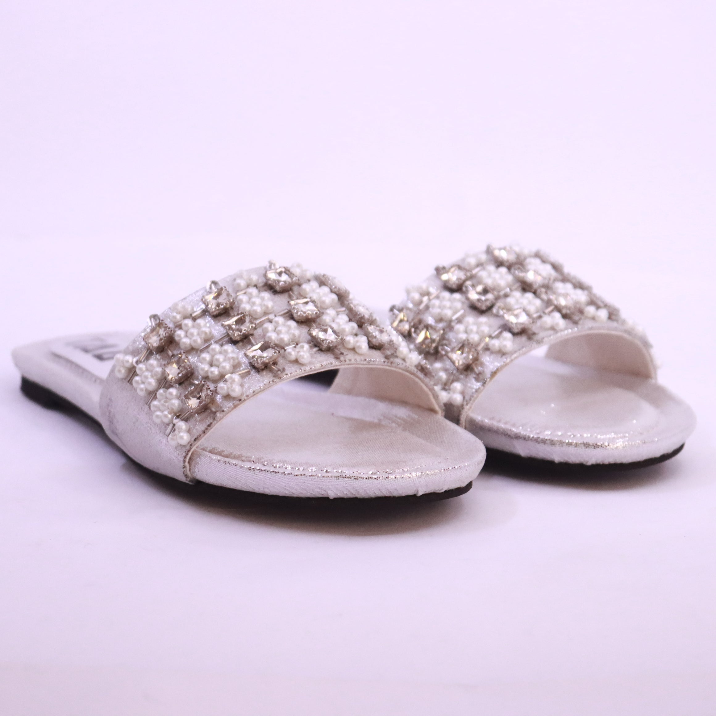 DA825 silver flat slippers – cool shimmer for bridal events and formal occasions Pakistan